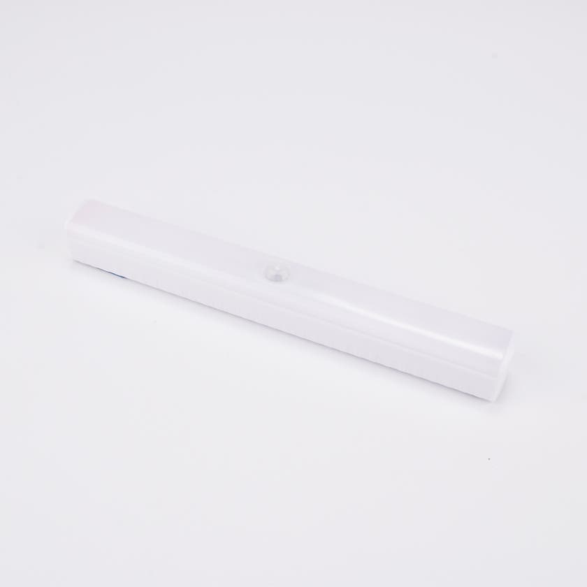 Vit LED-lampa med rörelsesensor.