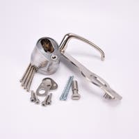 Ett dörrhandtag i metall fäst på en rektangulär metallplatta med tillhörande låscylinder och flera olika skruvar och beslag.