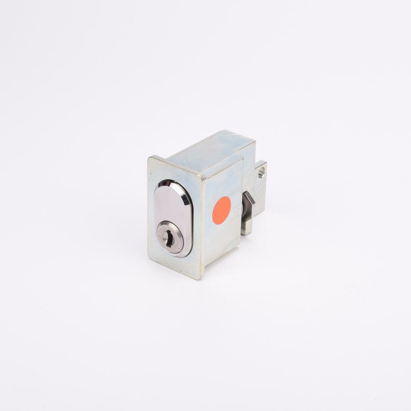 Rektangulärt låshus i metall med blank yta, cylinderformad låskolv framtill.