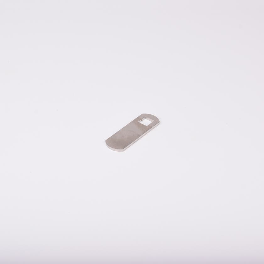 Låsrigel i metall med fyrkantigt hål i ena änden.