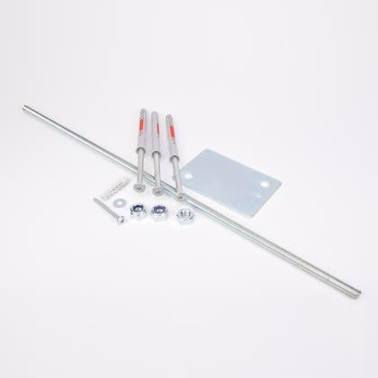 Monteringsbehör med metallfästen för montering: en gängad stång, platt metallplatta med hål, muttrar, brickor, skruvar och pluggar