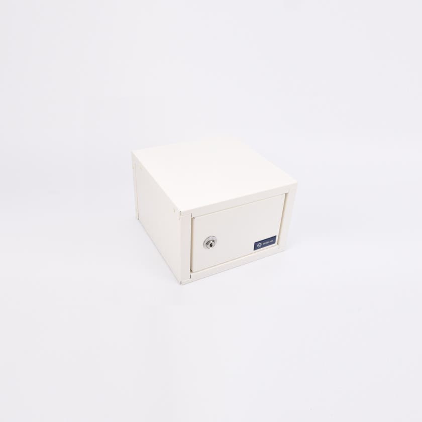 Vitt rektangulärt medicinskåp i metall med lås framtill.