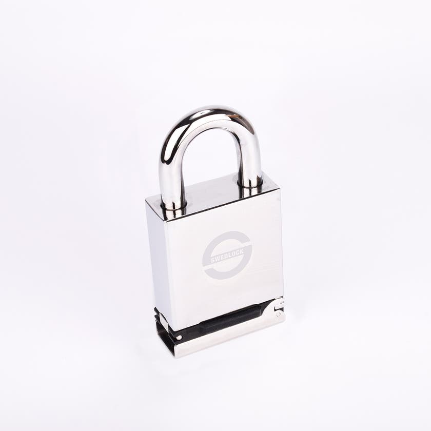 Kraftigt hänglås i polerat stål med bygel och extra lock undertill.