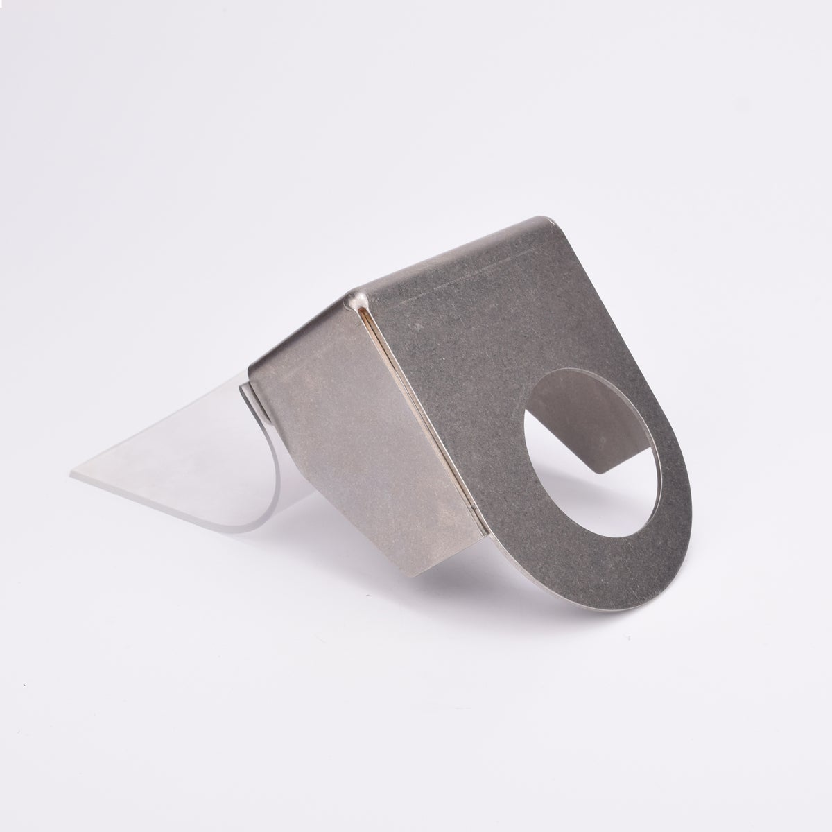 Väderskydd med rektangulär bas och vinklad ovansida med ett cirkulärt hål.