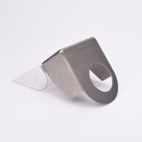 Väderskydd med rektangulär bas och vinklad ovansida med ett cirkulärt hål.