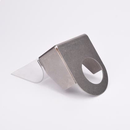 Väderskydd med rektangulär bas och vinklad ovansida med ett cirkulärt hål.