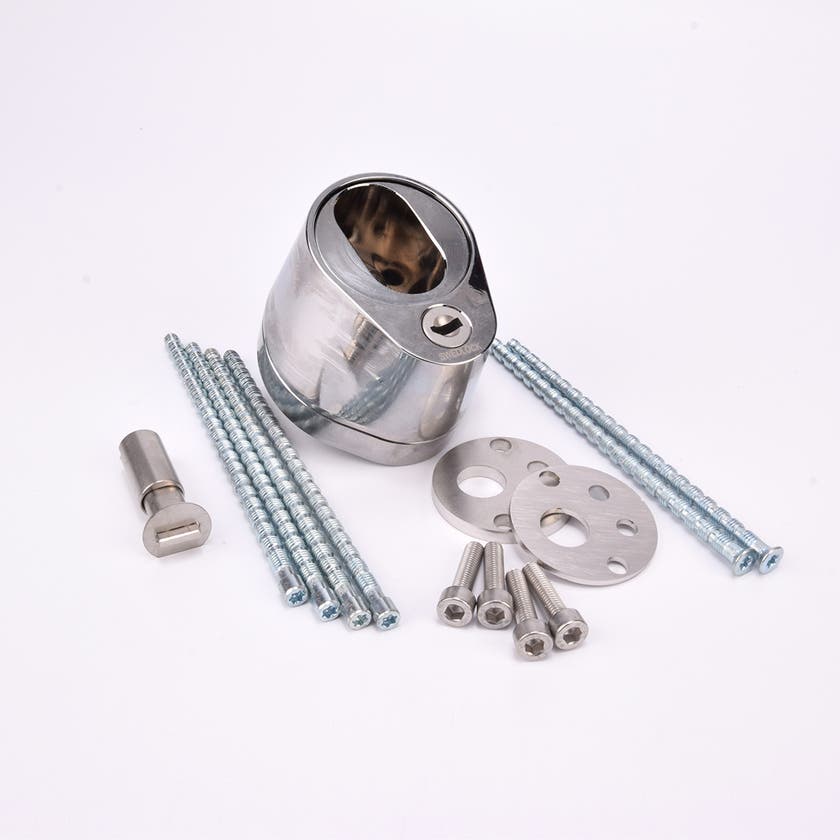 Uppsättning metallkomponenter inklusive blank duo city del, långa skruvar, runda plattor med hål samt mindre skruvar och bultar.