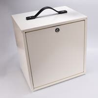 Vitt rektangulärt medicinskåp i metall med lås framtill, samt svart handtag på ovansidan.