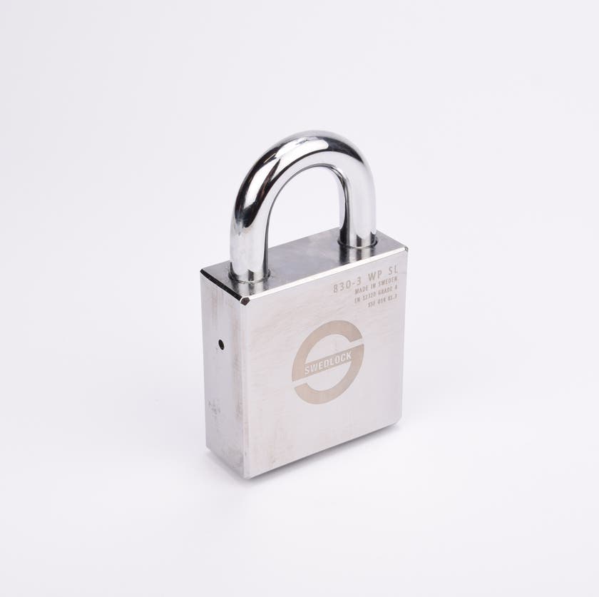 Silverfärgat hänglås med rektangulär kropp och rund bygel.