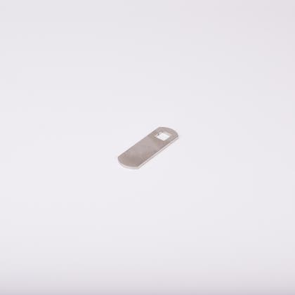 Låsrigel i metall med fyrkantigt hål i ena änden.