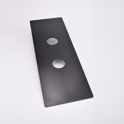 Svart rektangulär monteringsplatta med två vertikalt placerade cirkulära hål.