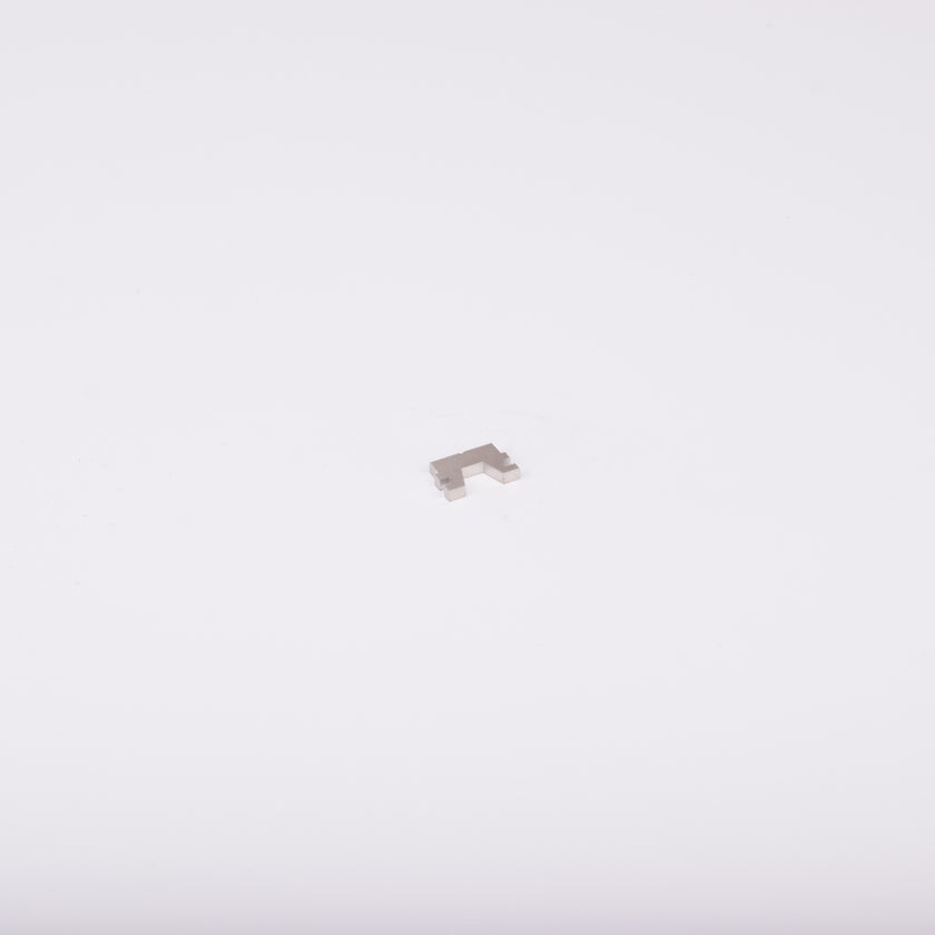 Liten förstärkare i metall. Formad som ett U med en rak bas.