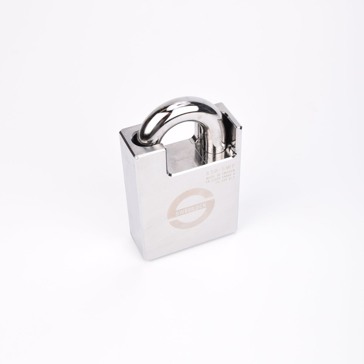 Silverfärgat Svedlock‑hänglås i metall med rund, robust bygel och graverad märkning på framsidan.