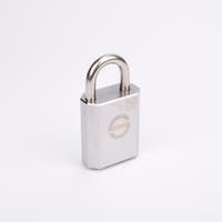 Silverfärgat hänglås med rektangulär kropp och rund bygel.