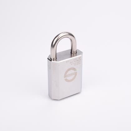 Silverfärgat hänglås med rektangulär kropp och rund bygel.
