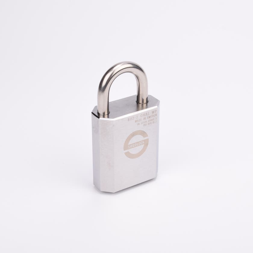 Silverfärgat hänglås med rektangulär kropp och rund bygel.