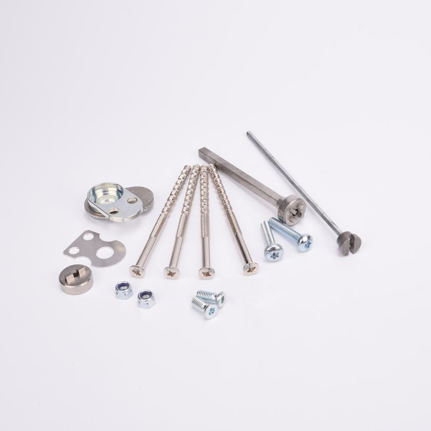 Monteringssats med skruvar, muttrar och brickor.