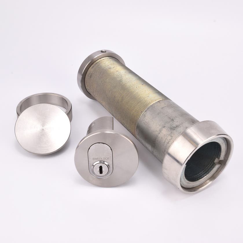 Cylindrisk silverfärgat nyckelfacksrör samt ett runt lås, en rund bricka och en rund ring.