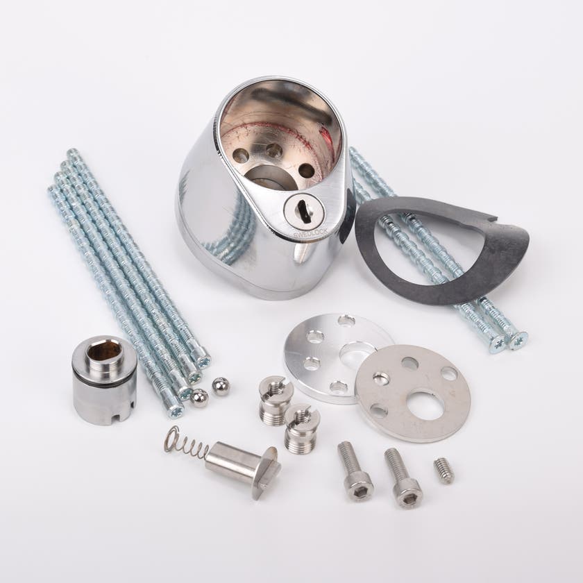 Närbild av ett silverfärgat säkerhetslås med två nyckelhål, placerade ovanför varandra.