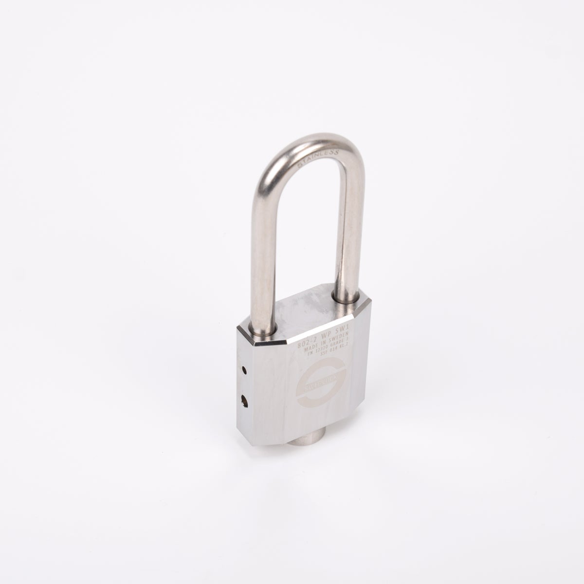 Silverfärgat hänglås med rektangulär kropp och rund bygel. 