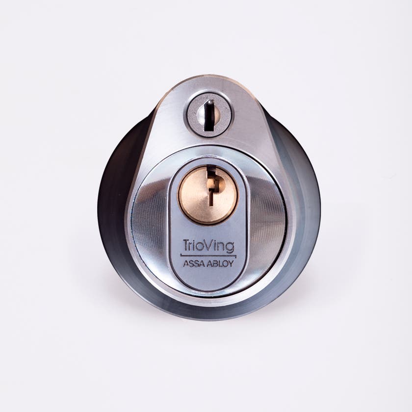 Närbild av ett silverfärgat säkerhetslås med två nyckelhål, placerade ovanför varandra.