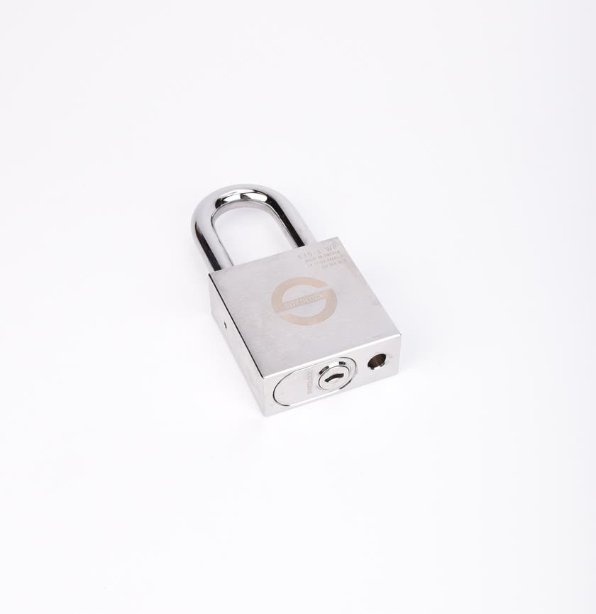Silverfärgat hänglås med rektangulär kropp och rund bygel.
