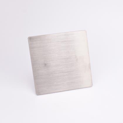 Fyrkantig metallplatta.