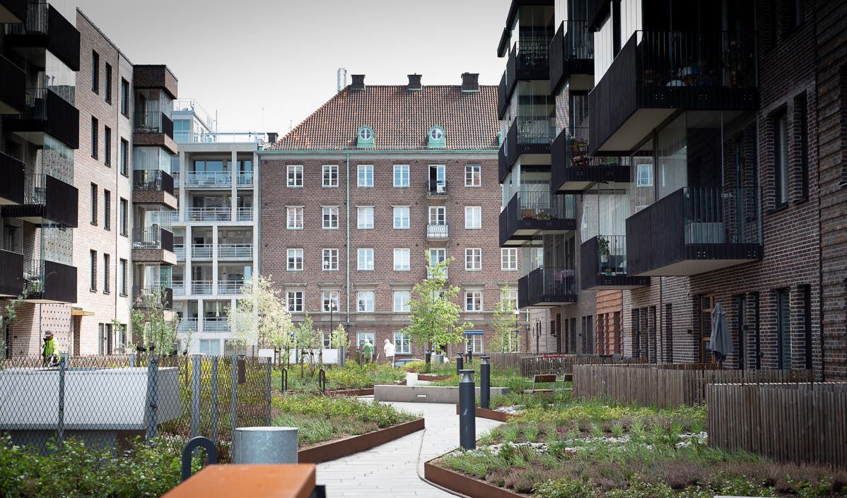 En innegård på ett lägenhetskomplex