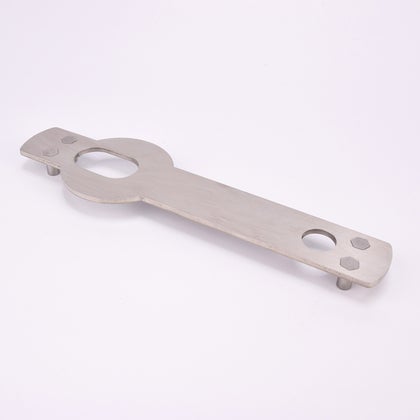 Monteringsplåt i metall med ett ovalformathål och ett runt.