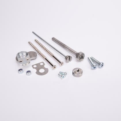 Monteringssats med skruvar, muttrar och brickor.