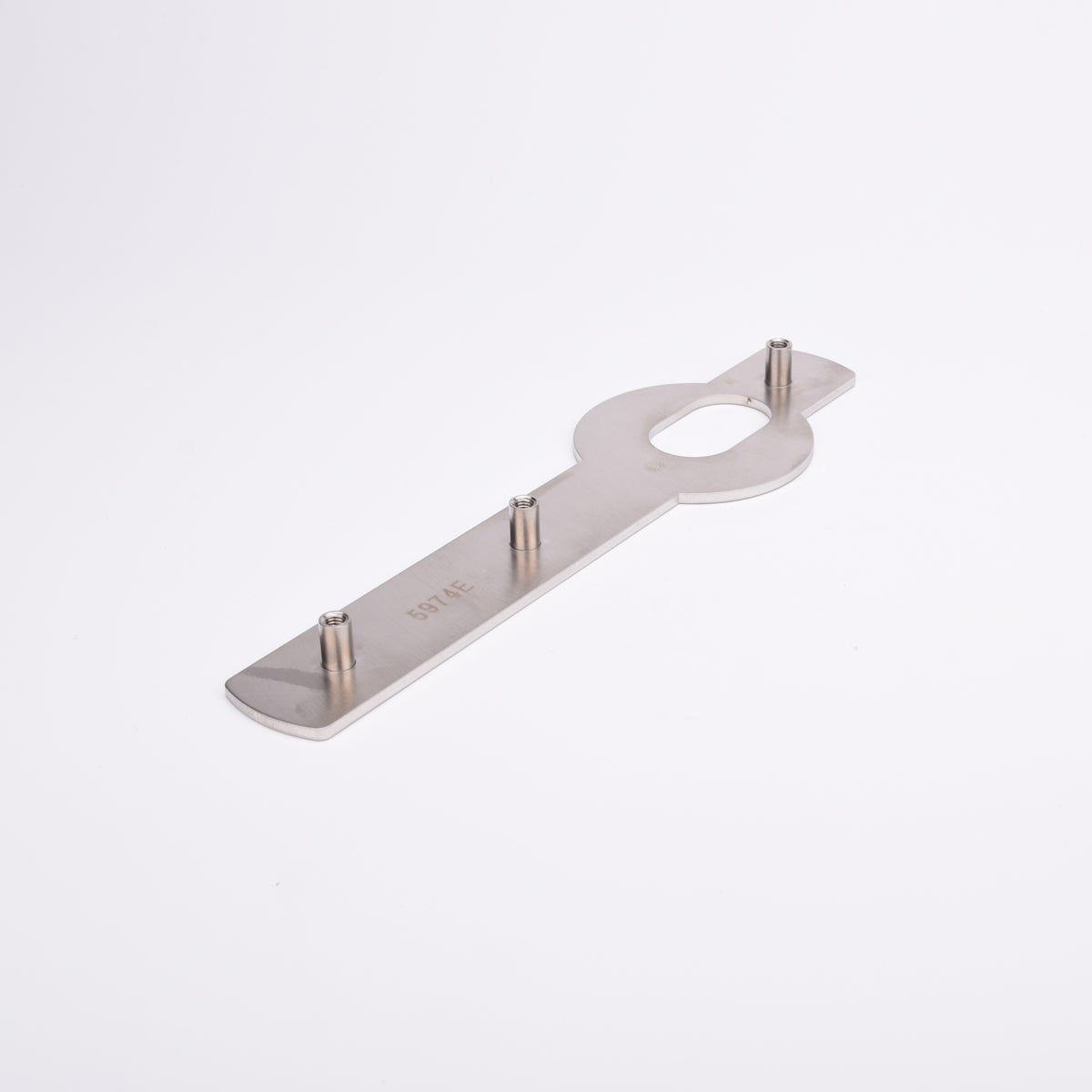 Metalliskt platta med platt, avlång kropp, tre cylindriska tappar, ovalt urtag.