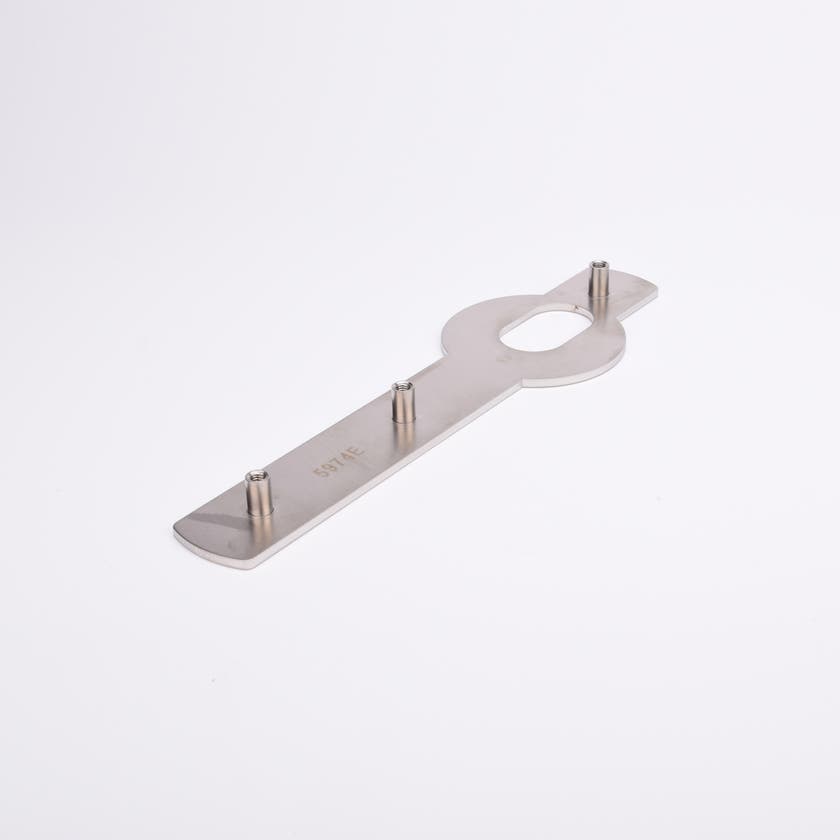 Metalliskt platta med platt, avlång kropp, tre cylindriska tappar, ovalt urtag.