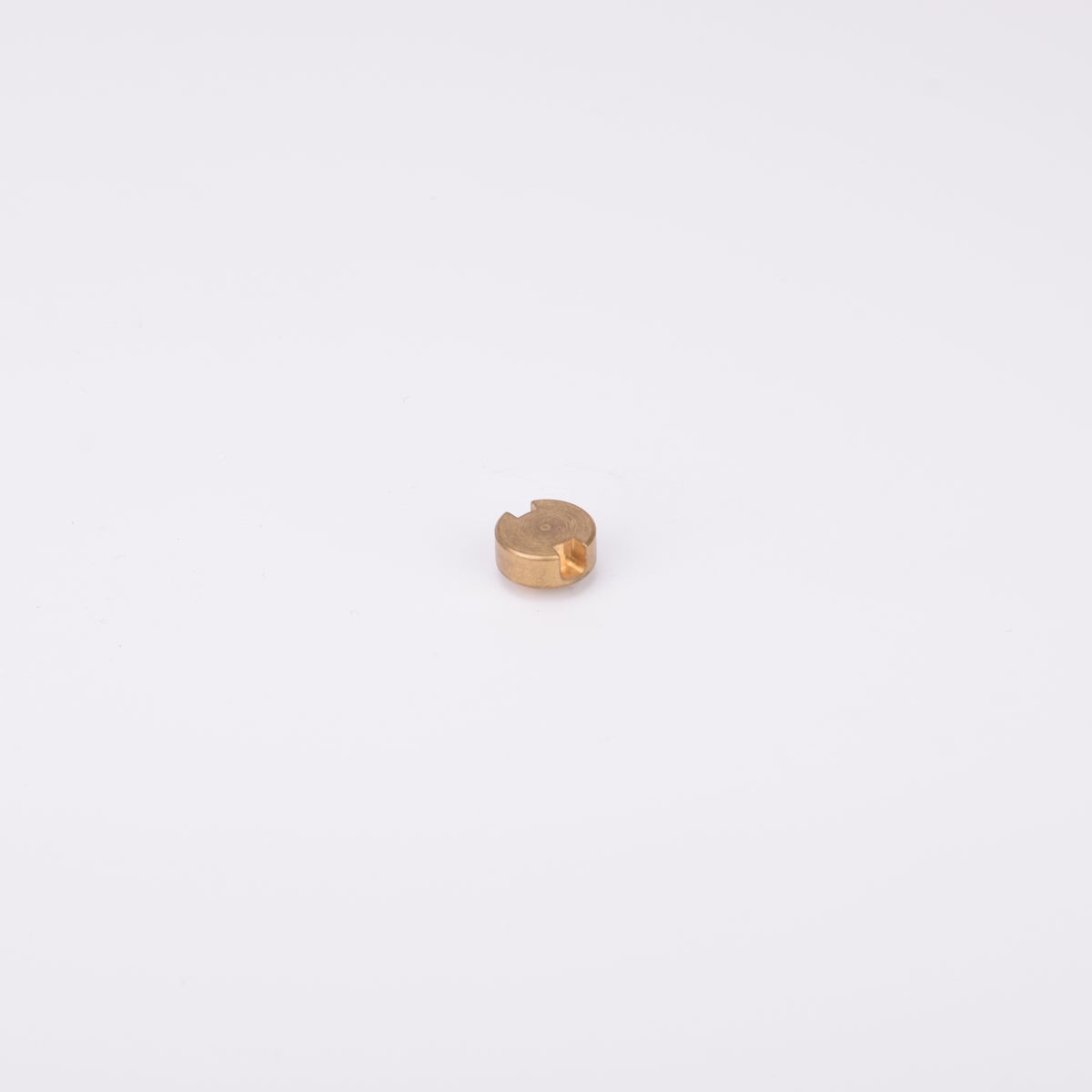 Liten rund adapter i metall med upphöjd rektangulär sektion på ovansidan.