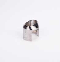 Polerad metallkomponent med cylindrisk form, vinklad topp och två ovala utskärningar.