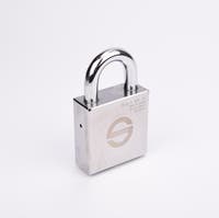 Silverfärgat hänglås med rektangulär kropp och rund bygel.