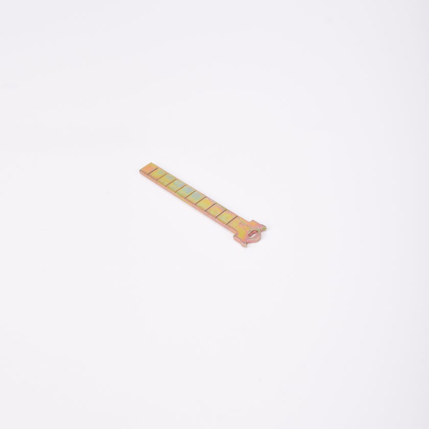 Rektangulärt metallföremål med kvadratiska sektioner och hål i ena änden.