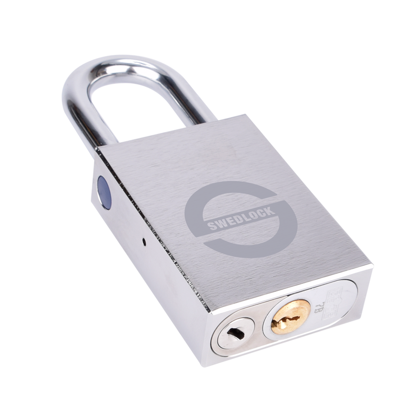 Silverfärgat hänglås med rektangulär kropp och rund bygel.