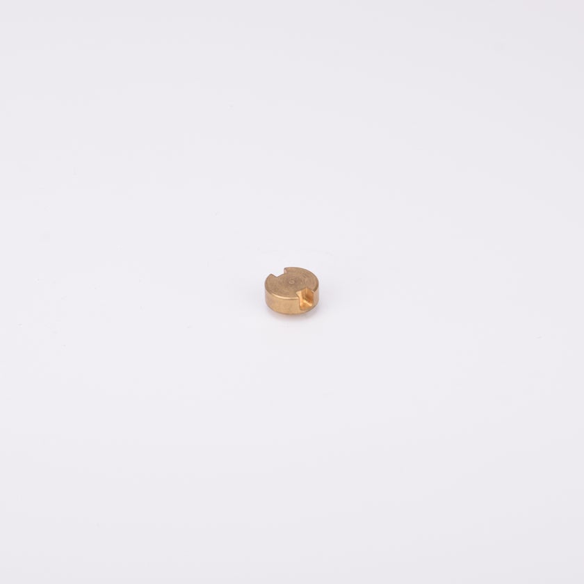 Liten rund adapter i metall med upphöjd rektangulär sektion på ovansidan.