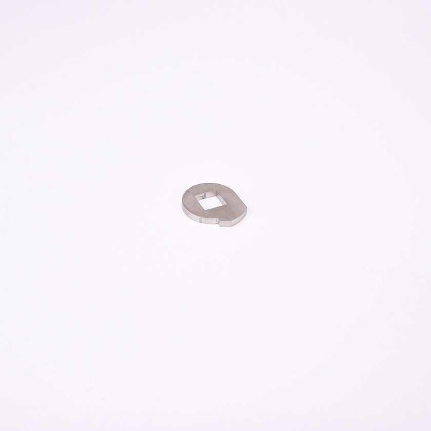 Ovalformad metallbit med fyrkantigt hål i mitten.