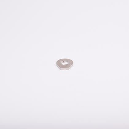 Metallbricka med cirkulär form och fyrkantigt hål i mitten.