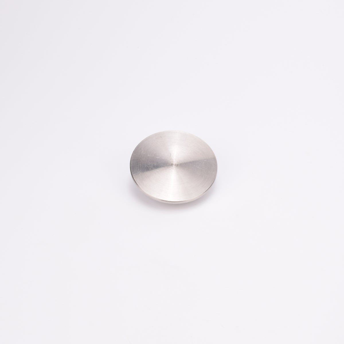 Runt entrélock i borstat rostfritt stål med platt ovansida.
