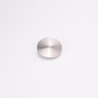 Runt entrélock i borstat rostfritt stål med platt ovansida.