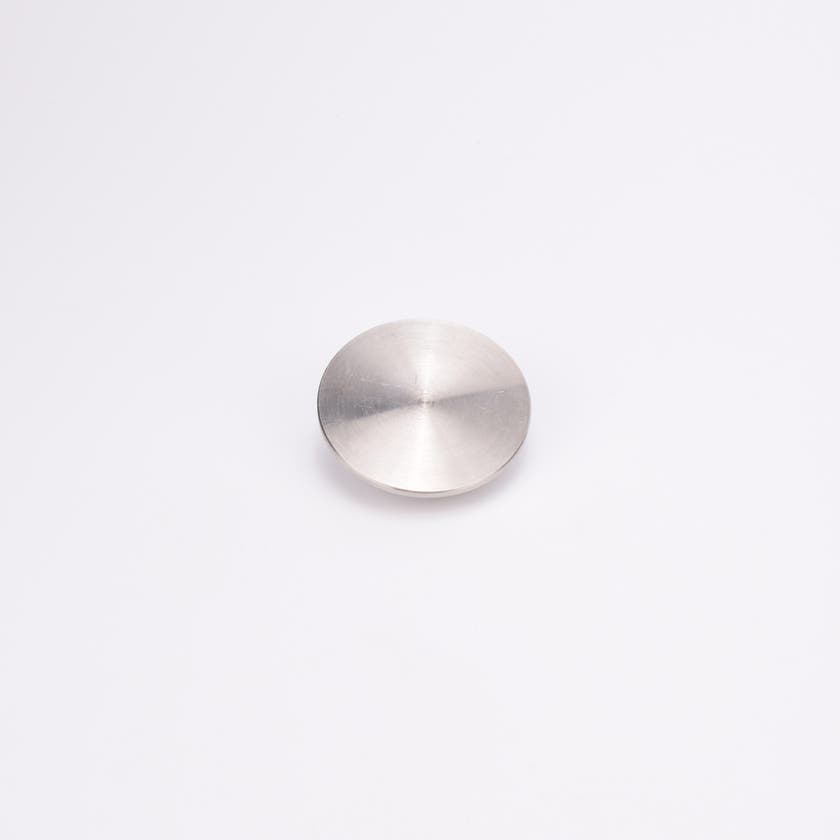 Runt entrélock i borstat rostfritt stål med platt ovansida.