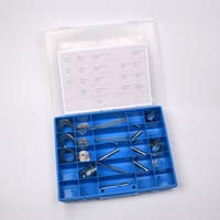 Sortimentslåda med genomskinligt lock, innehållande organiserade fack med ett sortiment av skruvar, muttrar, brickor och andra smådelar.