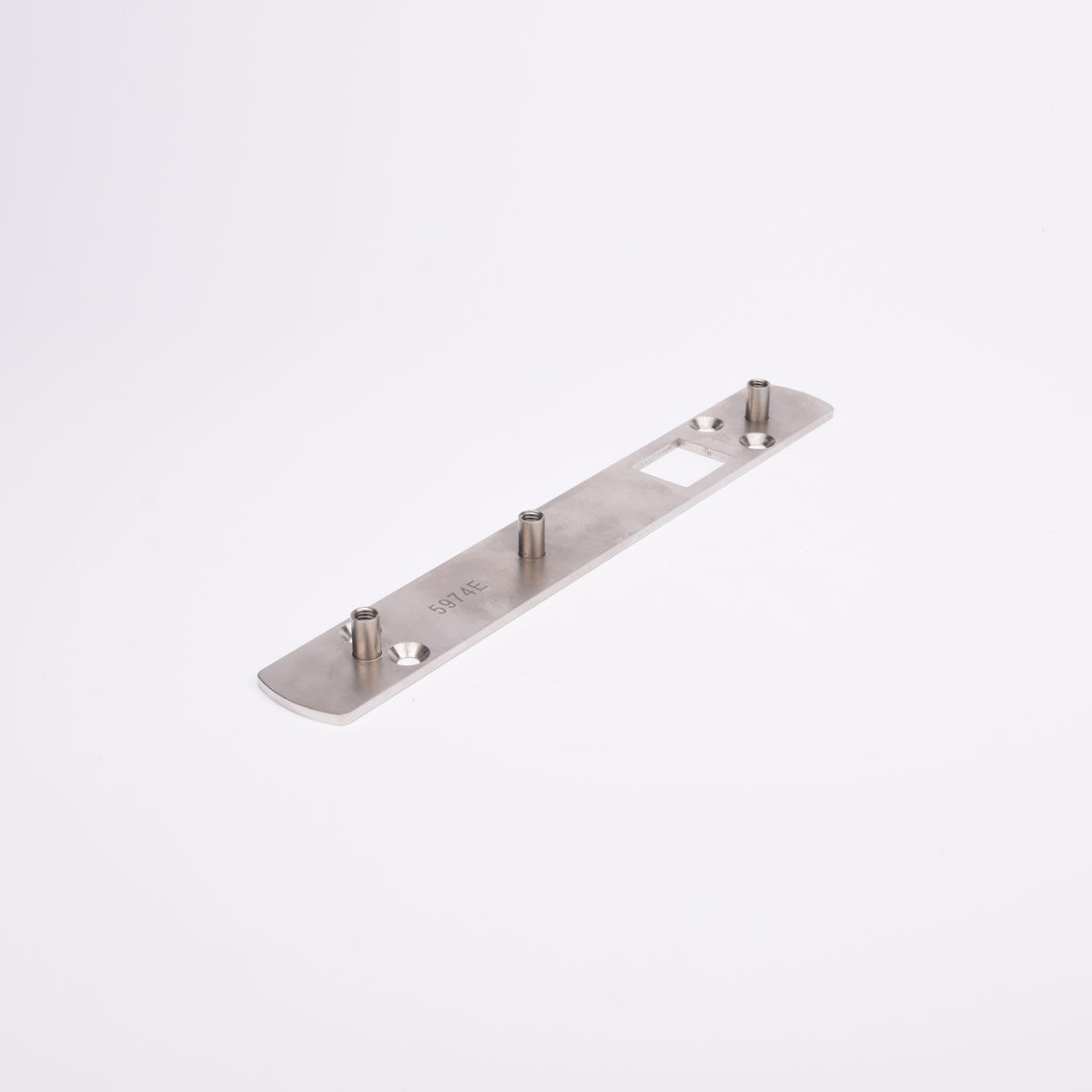 Lång rektangulär metallplatta med tre cylindriska stift, fyrkantig öppning.