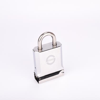 Kraftigt hänglås i polerat stål med bygel och lock undertill.