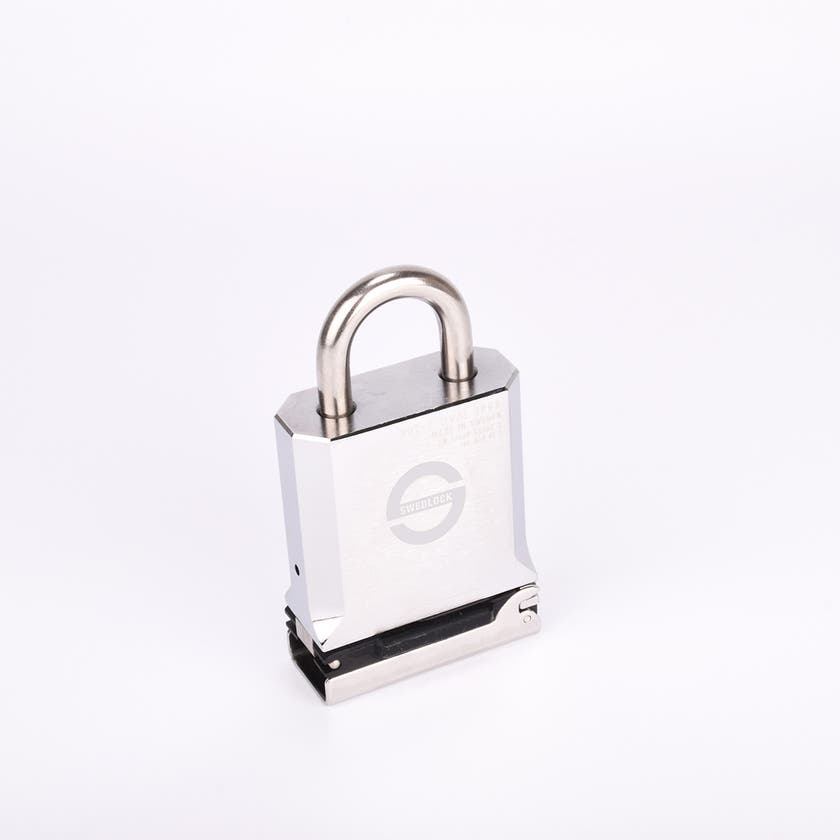 Kraftigt hänglås i polerat stål med bygel och lock undertill.