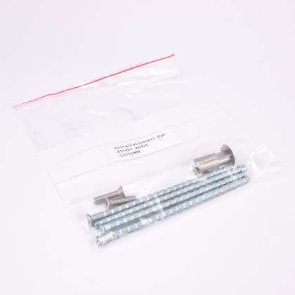 Monteringssats i plastpåse bestående av skruvar.