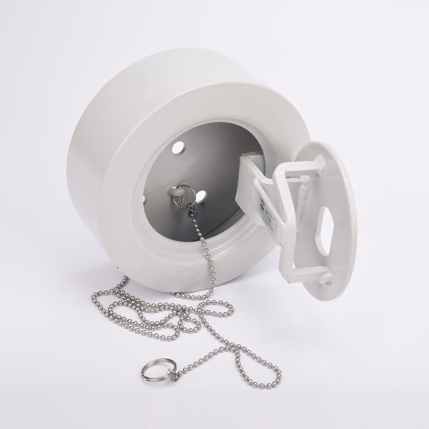 Vit rund nyckelförvaring med öppen lucka och en silvrig kedja med nyckelring hängandes ut ur förvaringen.