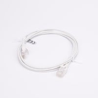 Vit ihoprullad nätverkskabel med kontakter i ändarna.